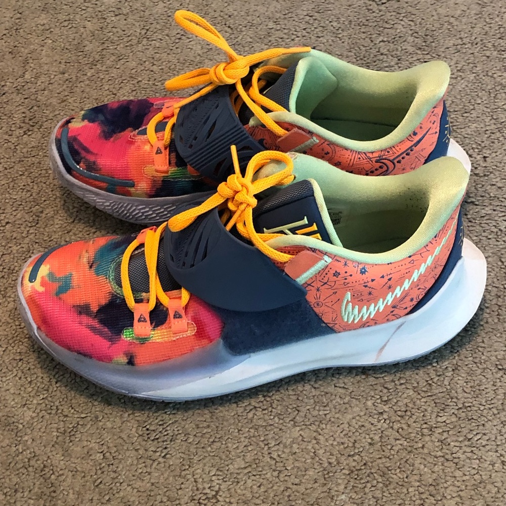 Size 10.5 Nike Mens Kyrie Low 3 Basketball Shoe